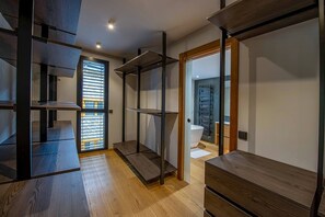 3 bedrooms, travel crib