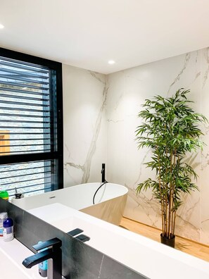 Soap, shampoo - Llac Blau Luxury Apartment With Jacuzzi (El Tarter)