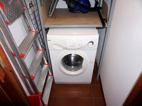 Apartment, 1 Bedroom, Balcony, City View | Laundry