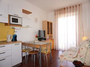 Apartment, 1 Bedroom, Balcony, City View | Dining