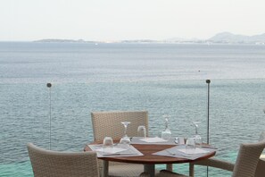 Room, 1 Bedroom, Private Pool, Ocean View | Dining