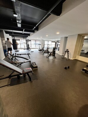Loft, 1 chambre, balcon, vue ville | Salle de remise en forme