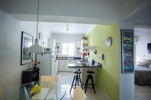 Huoneisto, 1 makuuhuone, tupakointi sallittu, mikroaaltouuni | Yksityinen keittiö | Liesi, kahvin-/teenkeitin, keittoastiat/astiat/ruokailuvälineet