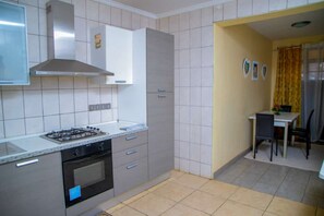 Mini-fridge, microwave, blender, cookware/dishes/utensils