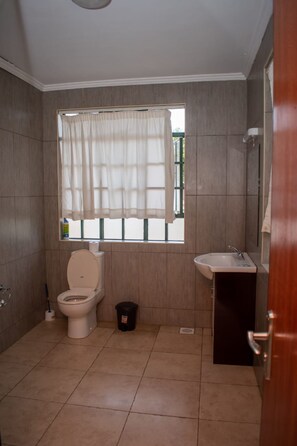 Shower, towels - Roam Apartment Bed and Breakfast Kisumu (Kisumu)