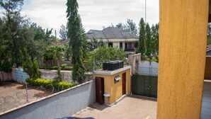 Parking - Roam Apartment Bed and Breakfast Kisumu (Kisumu)
