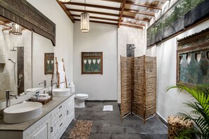 Shower, hair dryer, bidet, towels - Villa Matahari Terbit - Close to the fast boats and marina at Sanur Beach (Sanur)