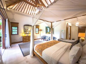 3 bedrooms, in-room safe, desk, iron/ironing board - Villa Matahari Terbit - Close to the fast boats and marina at Sanur Beach (Sanur)