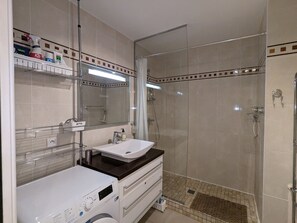 Hair dryer - Central Arcachon: Spacious T2, 200m from Beach, Loggia, Parking (Arcachon)