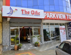 Hotel Gific con entrada visible, un letrero de Parkview To y un automóvil estacionado al frente.