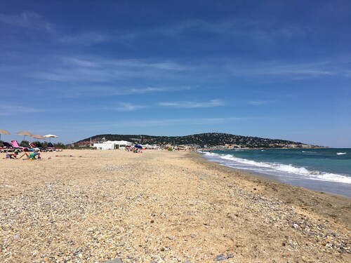 Charming 3-Room Modern Apartment Near Beach with Parking