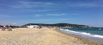 Charming 3-Room Modern Apartment Near Beach with Parking