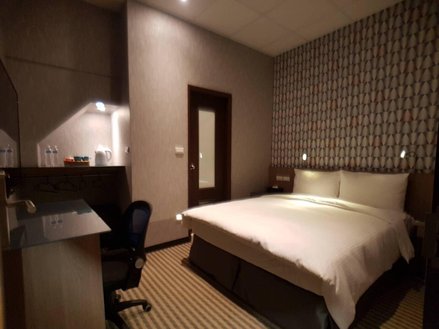 Business Room | Soundproofing, free WiFi, bed sheets