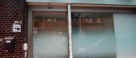 Vista frontal de la propiedad