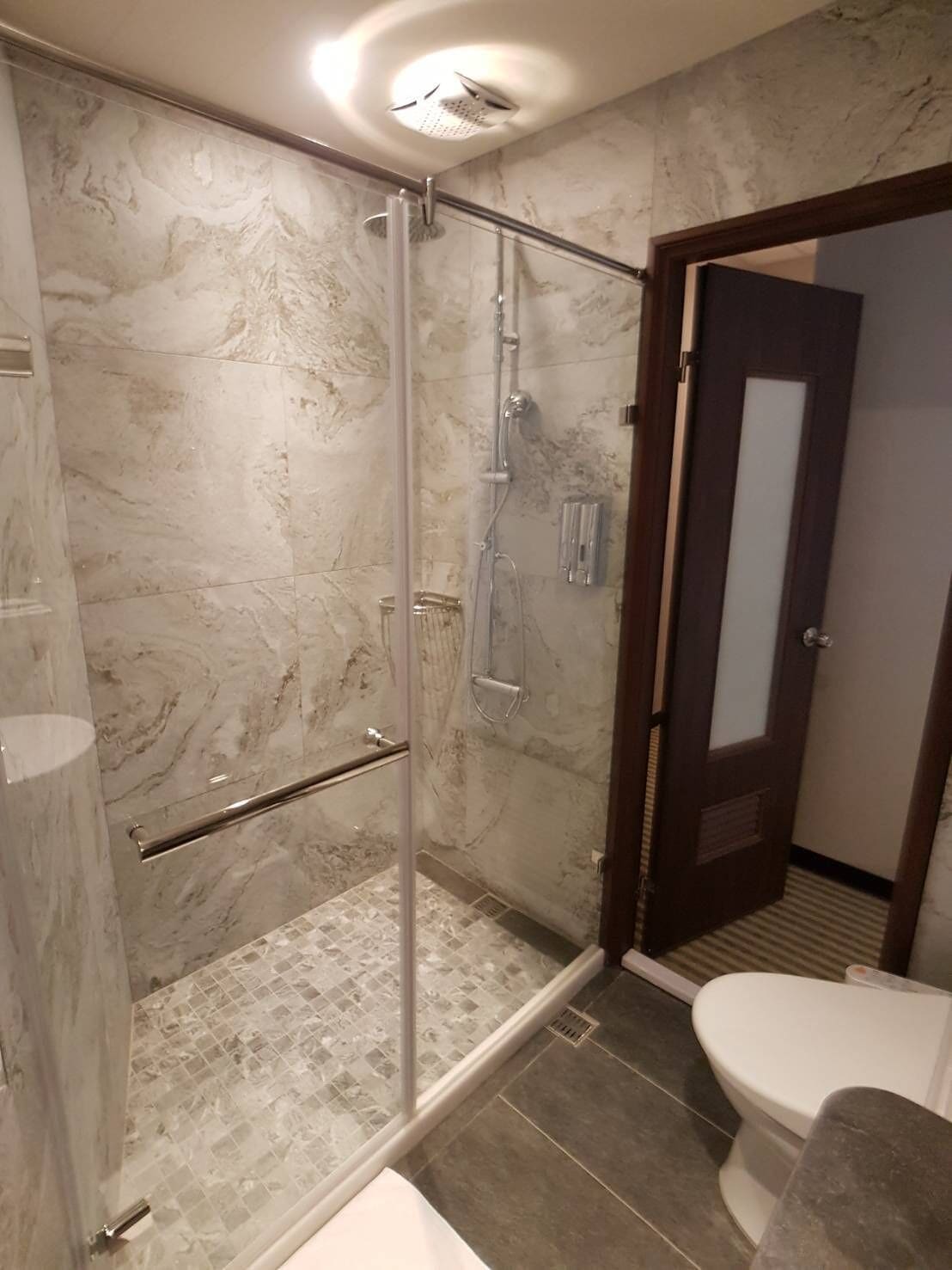 Ducha, cabezal de ducha tipo lluvia, artículos de tocador gratuitos