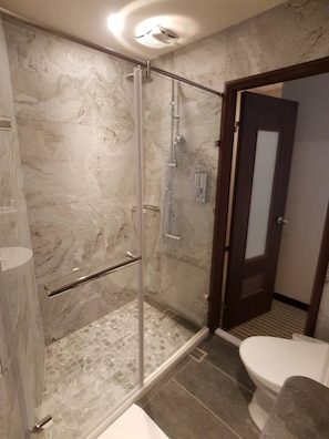 Camera Superior | Bagno | Doccia, soffione a pioggia, set di cortesia gratuito, asciugacapelli