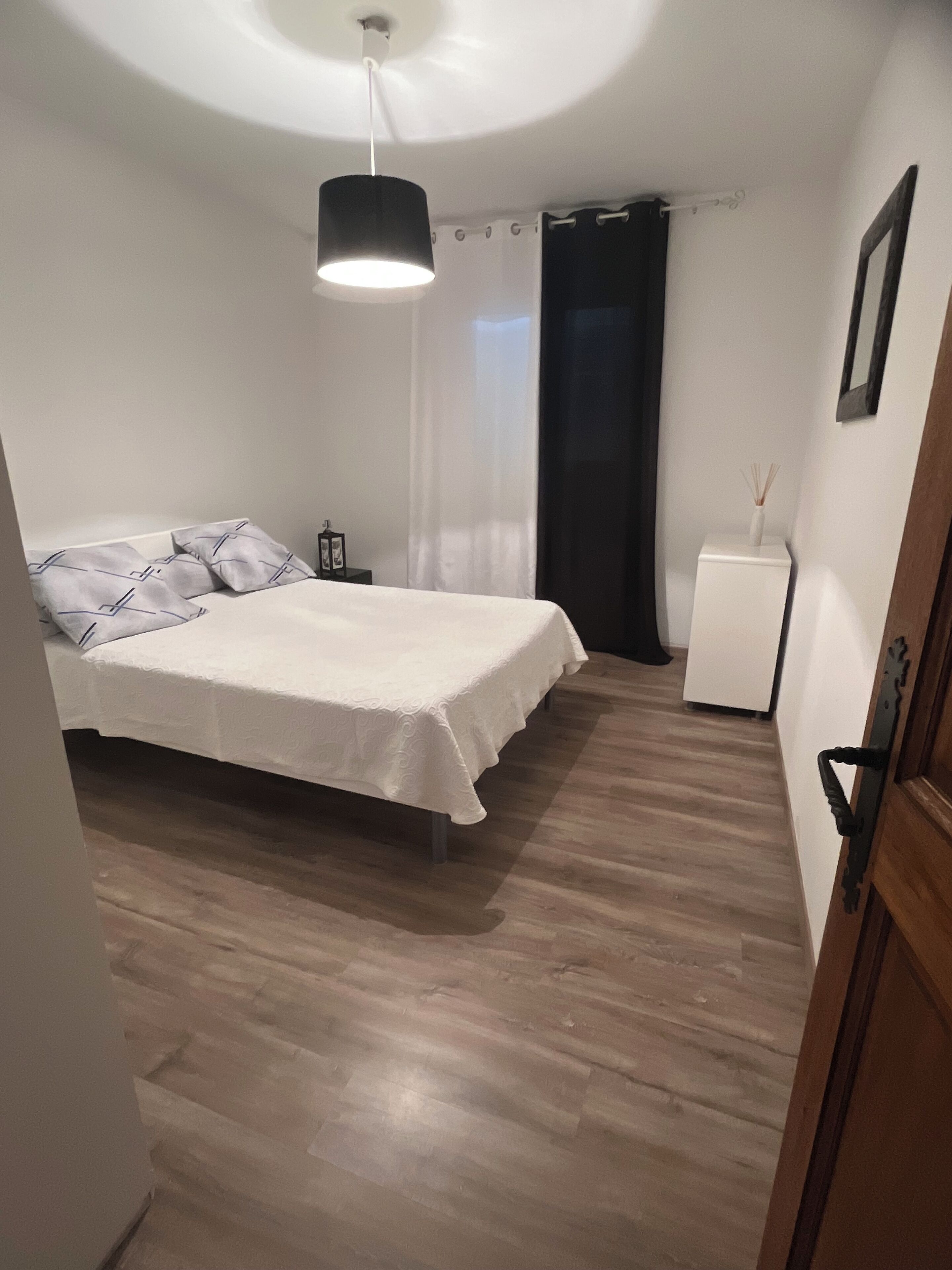 2 chambres, fer et planche à repasser, Wi-Fi, draps fournis