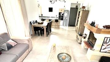 Televisie en een open haard