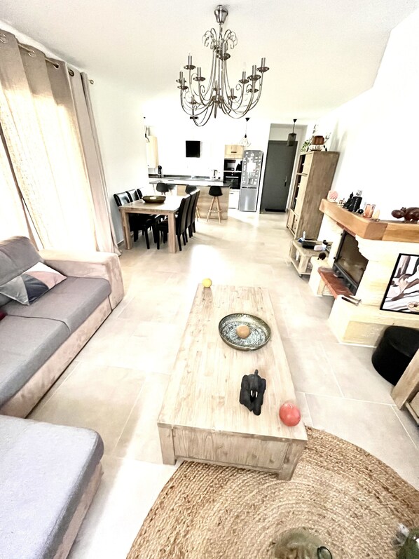 Télévision, cheminée