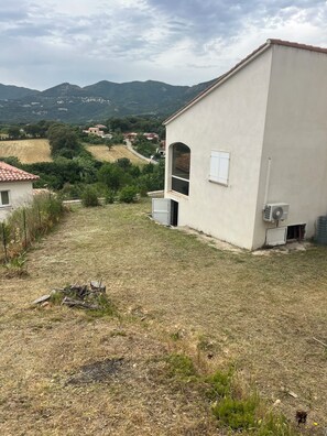 Property grounds - 2 Bedroom Villa in Peri (Peri)