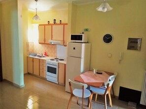 Microwave, stovetop, toaster, cookware/dishes/utensils - Alkioni City Apartments (Chania)