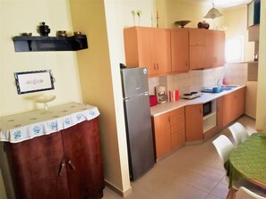 Apartment | Private kitchen | Microwave, stovetop, toaster, cookware/dishes/utensils - Alkioni City Apartments (Chania)