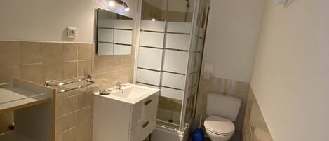 Douche, serviettes fournies, savon, papier toilette