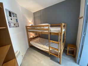 1 slaapkamer, een strijkplank/strijkijzer, wifi, beddengoed