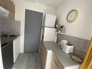 Een koelkast, een microgolfoven, een kookplaat