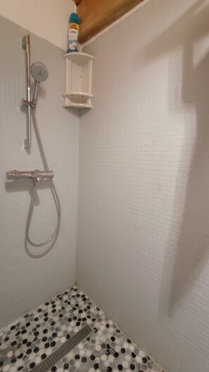 Een douche, een haardroger, zeep