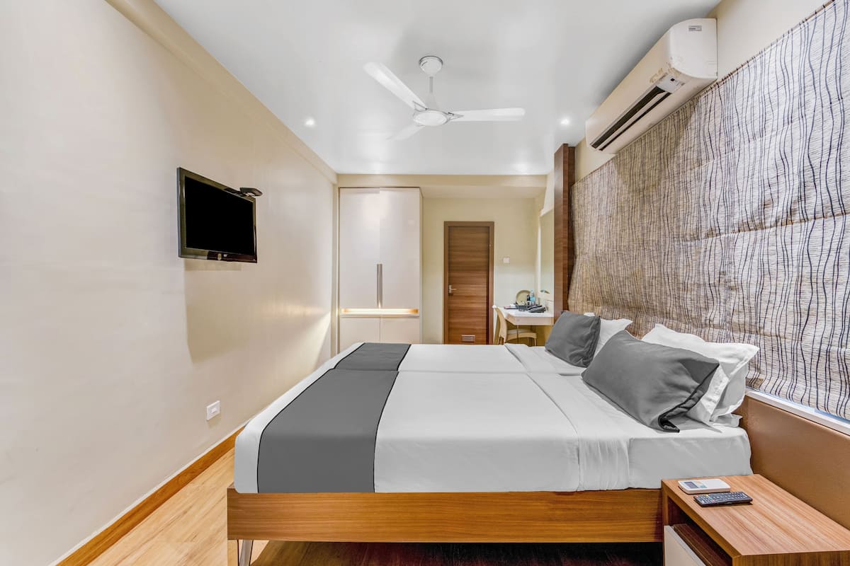 Hypo-allergenic bedding, desk, laptop workspace, free WiFi