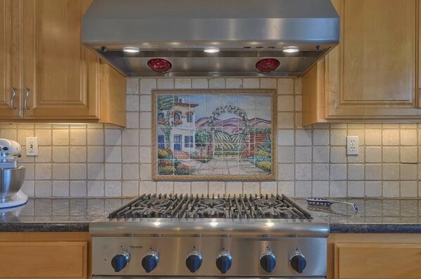 Private kitchen - Serene Setting, Centrally Located with Amazing Amenities (Salinas)