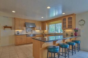 Private kitchen - Serene Setting, Centrally Located with Amazing Amenities (Salinas)