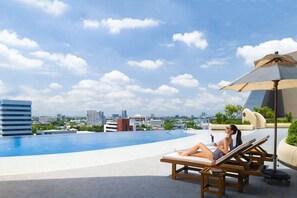 Outdoor pool - Asawin Grand Convention Hotel (Bangkok)