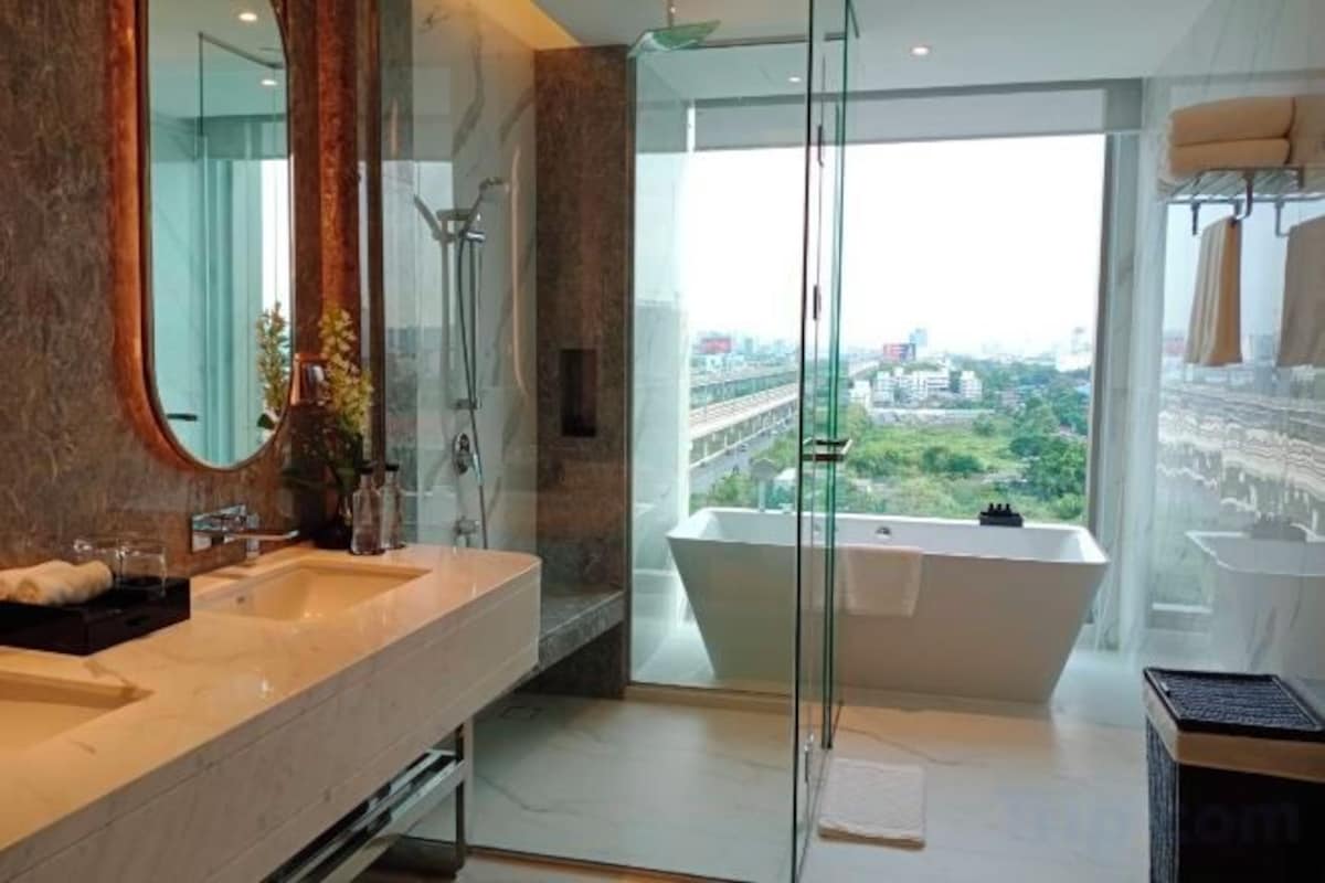 Salle de bain | Séchoir à cheveux, peignoirs, pantoufles, bidet