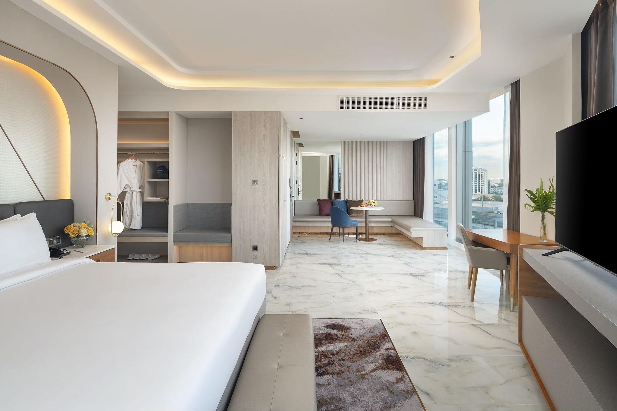 Executive Room | Minibar, in-room safe, desk, blackout curtains