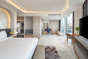 Kamar Eksekutif | Minibar, brankas, meja kerja, dan tirai kedap cahaya