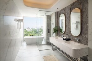 Habitación ejecutiva | Baño | Secadora de cabello, batas, pantuflas, bidet 