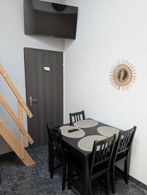 Dining - Private accommodation in beautiful villa with swimming pool (Dalhunden)