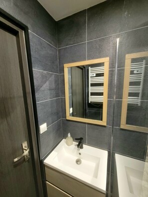 Dusch, hårtork, handdukar och tvål