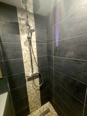 Shower, hair dryer, towels, soap - Private accommodation in beautiful villa with swimming pool (Dalhunden)