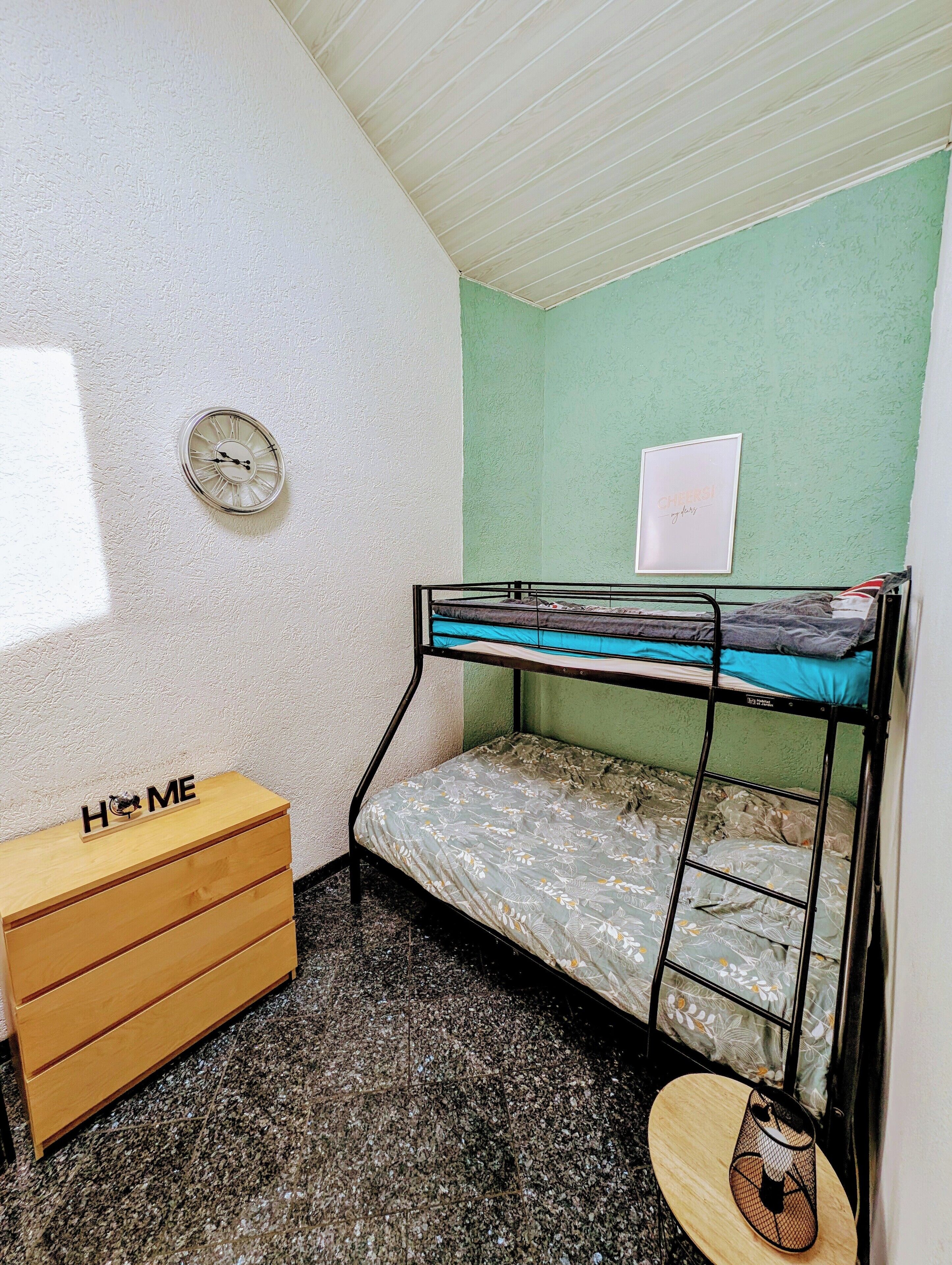 Free WiFi, bed sheets