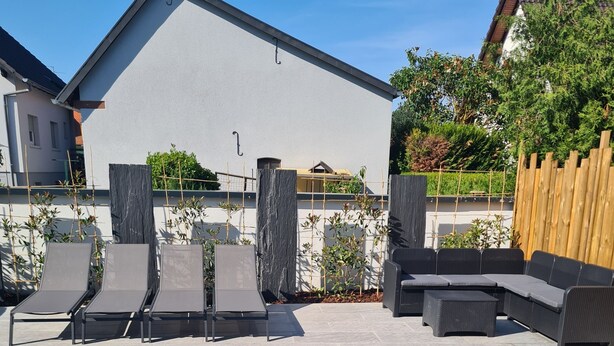 Una piscina con acqua cristallina, circondata da un solarium con lettini e una zona relax attrezzata.