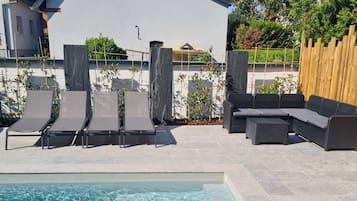 Een buitenzwembad en een verwarmd zwembad