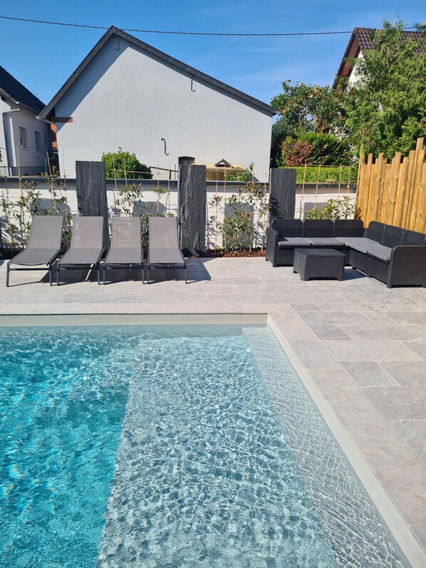 Outdoor pool, a heated pool - Private accommodation in beautiful villa with swimming pool (Dalhunden)