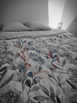 Free WiFi, bed sheets - Private accommodation in beautiful villa with swimming pool (Dalhunden)