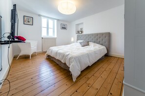 A bedroom with a bed, a desk, and a chair. - Villa dinard SEA VIEW full city center (Dinard)