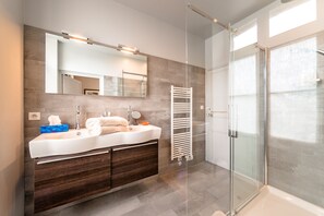 Badewanne, Haartrockner, Seife, Toilettenpapier