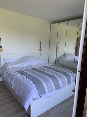 3 bedrooms, in-room safe, iron/ironing board, WiFi
