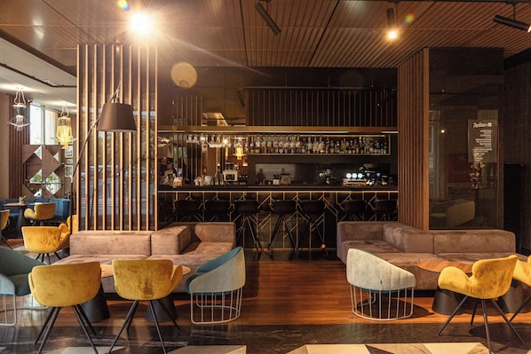 2 bars/lounges